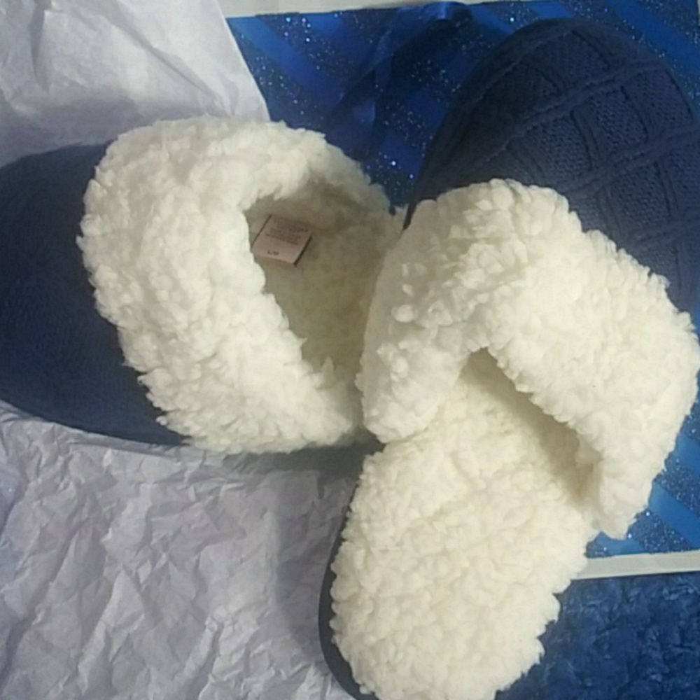 Victoria Secret Sheepskin Comfort 🆕 - Picture 3 of 3